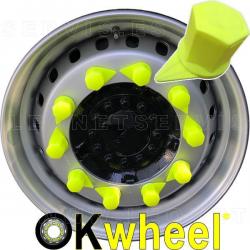 Tapón OKwheel® con indicador inferior de tuercas flojas para ruedas de vehículos industriales.